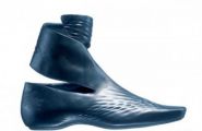 Zaha Hadid 与法国鳄鱼公司合作设计的靴子